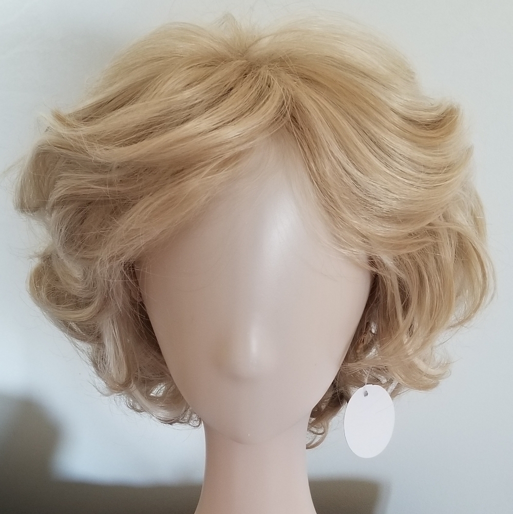 Womens Blonde Medium Length Heat Resistant Wig New